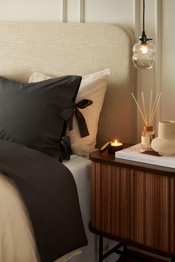 Za spavaću sobu romantični detalji - mašne na posteljini djeluju jako šarmantno