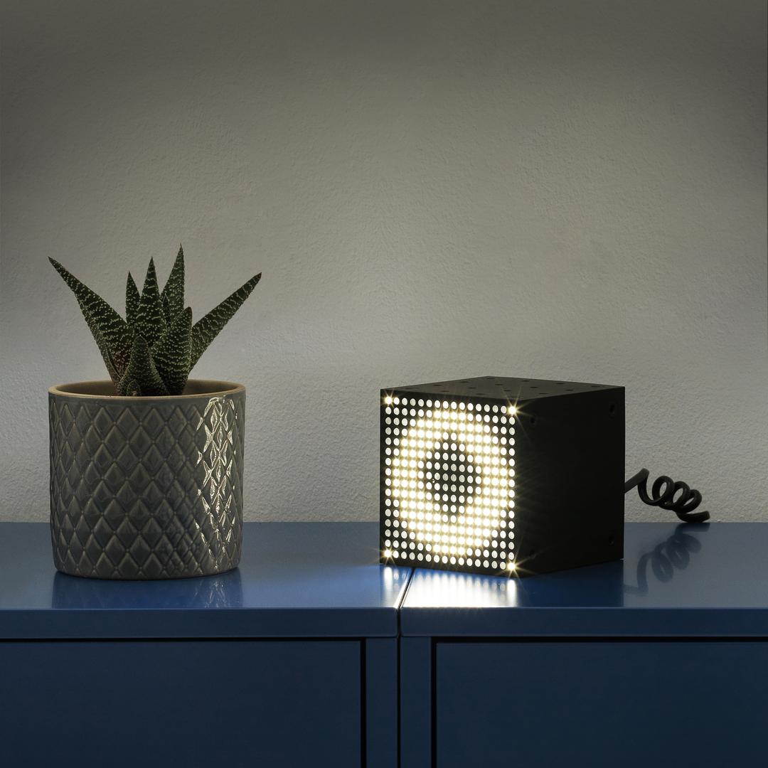 Okosnicu kolekcije FREKVENS čine prijenosni zvučnici koji se lako mogu ukomponirati u sound system, a popraćeni su LED rasvjetom i reflektorima