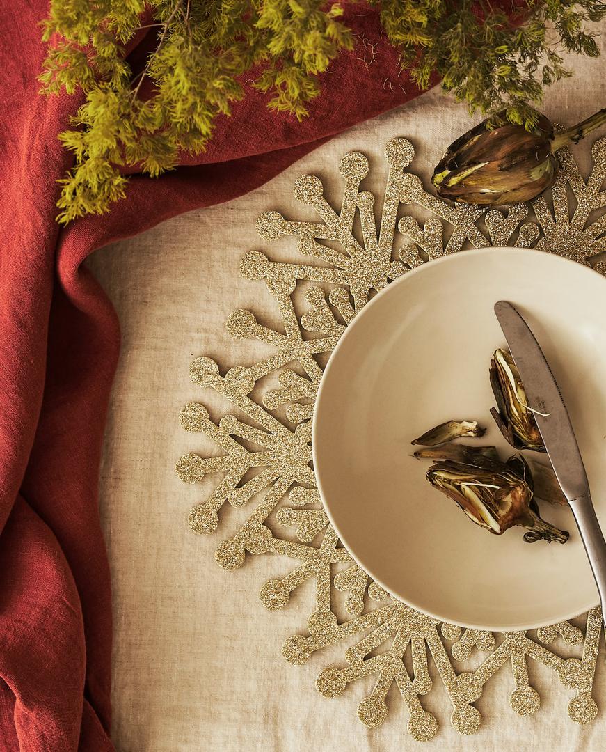 Podmetač za stol u obliku snježne pahuljice dolazi u nekoliko boja, no ona zlatna odiše pravom elegancijom. Zara Home, 159 kn