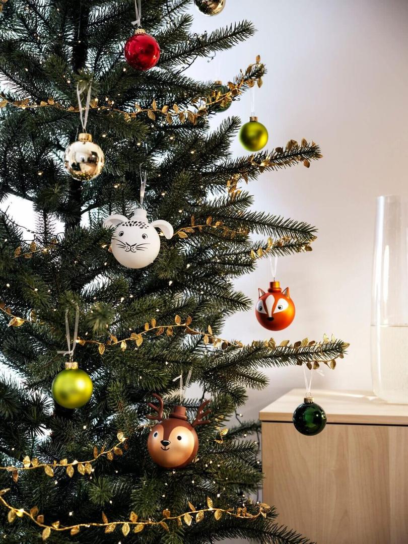 Božićni ukrasi IKEA -e izrađeni su od papira i materijala preostalih iz drugih proizvoda ili biljaka