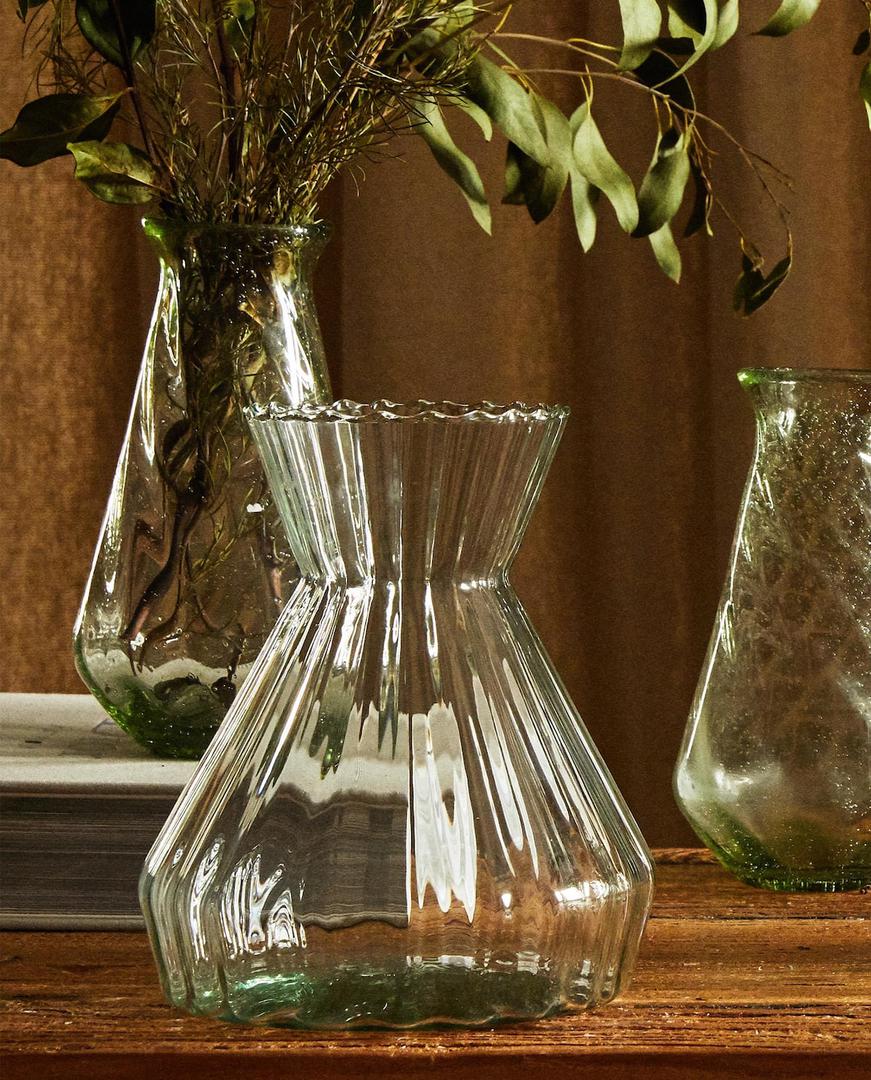 Za ljubitelje klasike tu su staklne vaze s orošenom teksturom