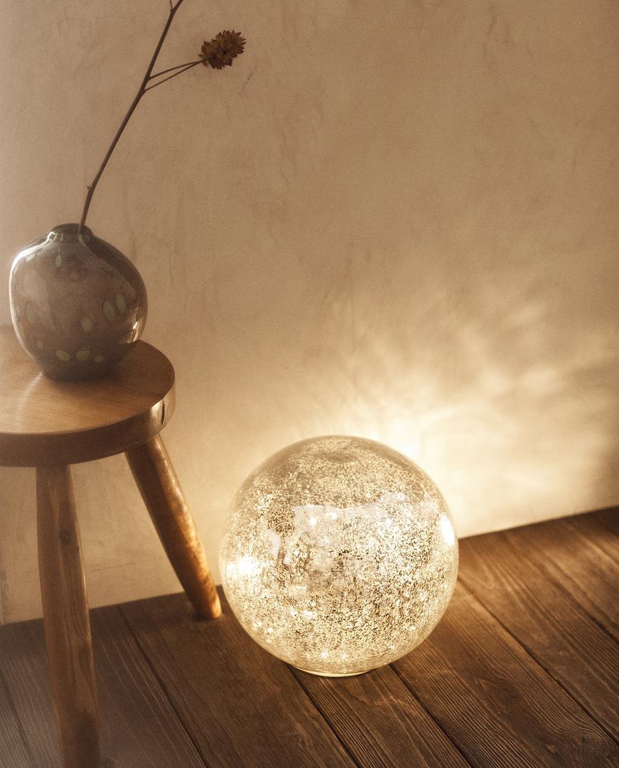 Jednostavna vaza uz lampu kuglu postaje efektan detalj u domu