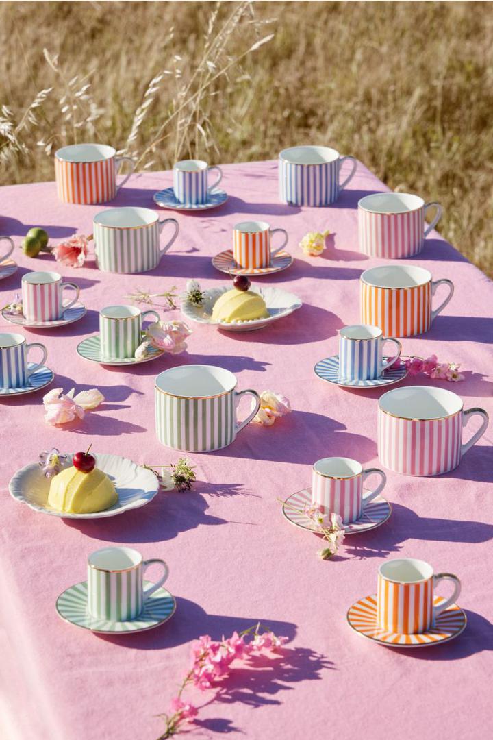 Šalice u veselim bojama savršene su za piknik, ili za kavu na balkonu. Cijena je 3,99 eura