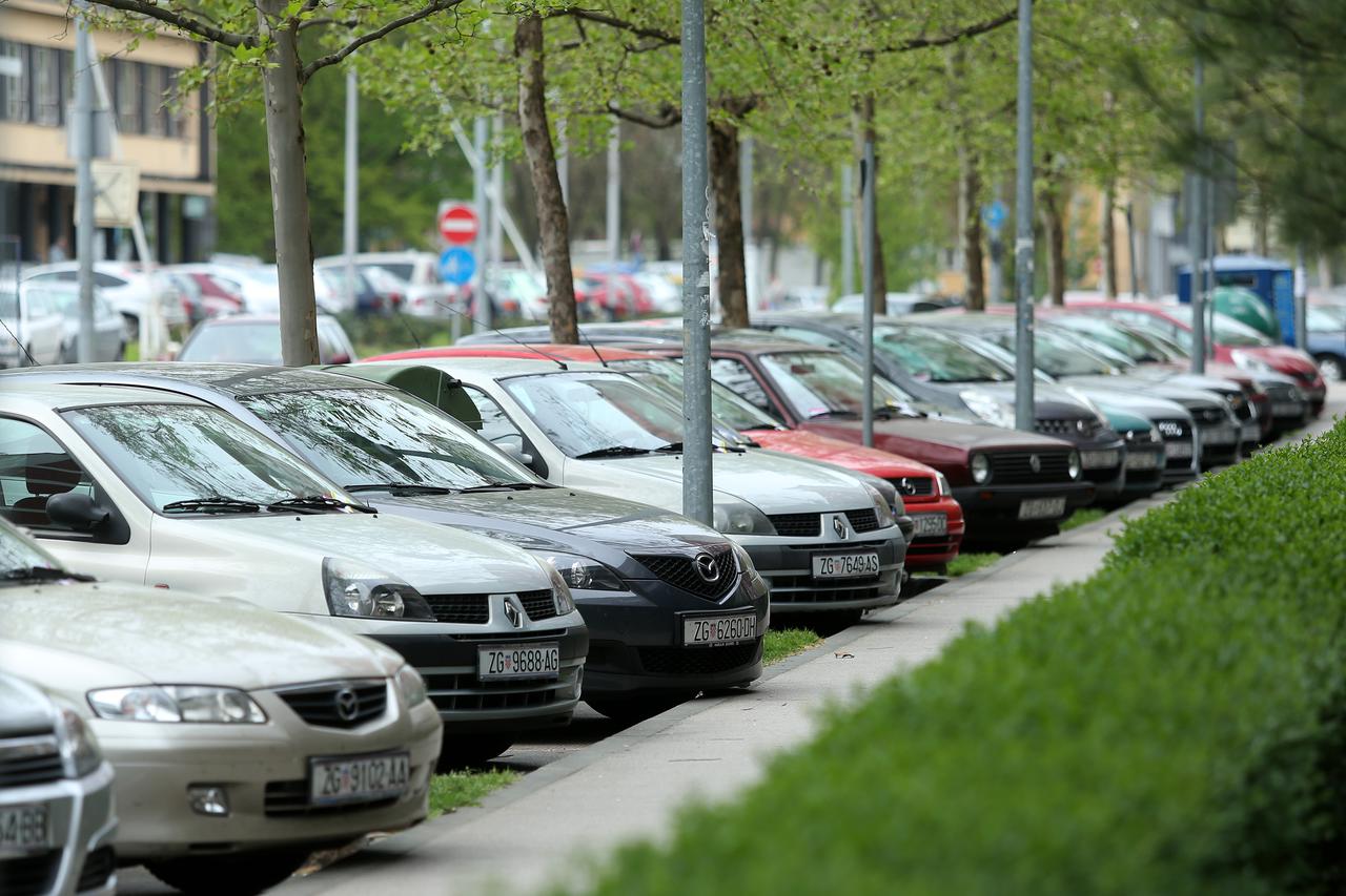 03.04.2014., Zagreb - Od 2. travnja prosirila se naplata parkinga u Gradu Zagrebu, a neka parkirna mjesta koja se nalaze u centru usla su u prvu zonu. Uz prosirenje naplate na snagu su stupile i nove jeftinije cijene parkinga u svim zonama u gradu. Photo:
