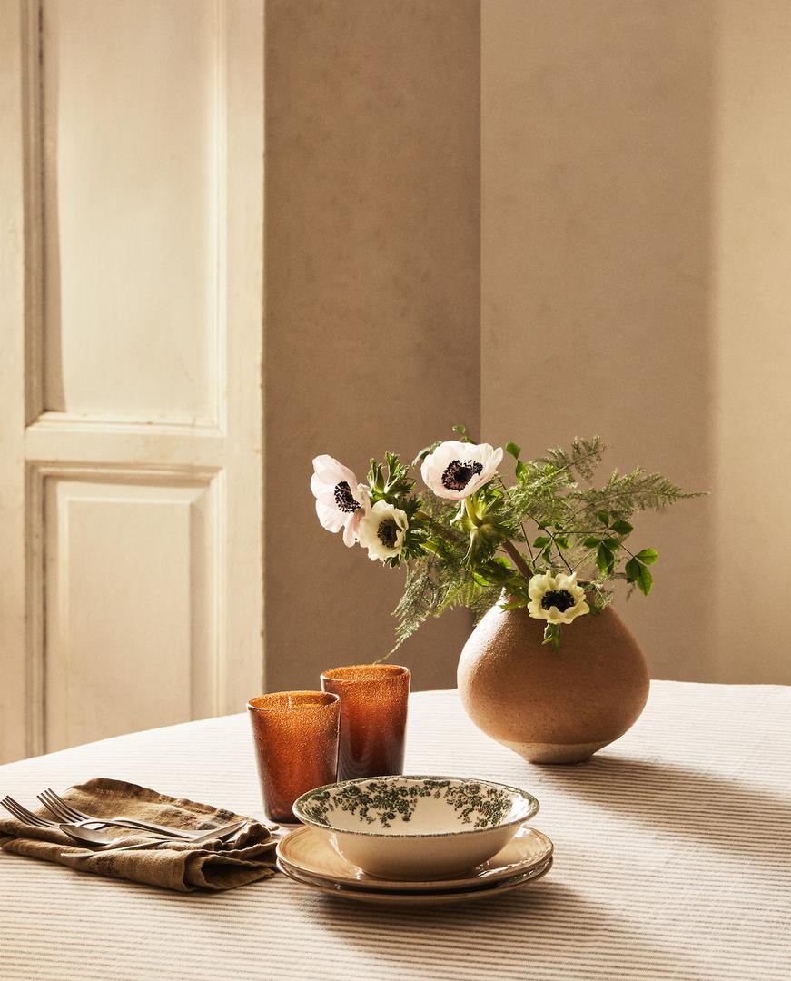 Već smo rekli da su vaze glavni detalj za dom ovog proljeća, a posebno dobar ulov su one skulpturalne!