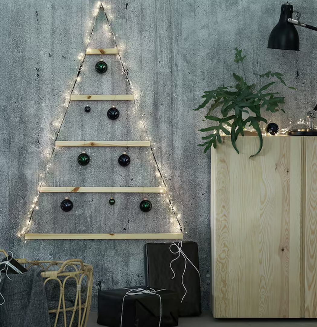 Za one koji imaju malo kvadrata odlično rješenje je polica s ukrasima koja će glumiti božićno drvce