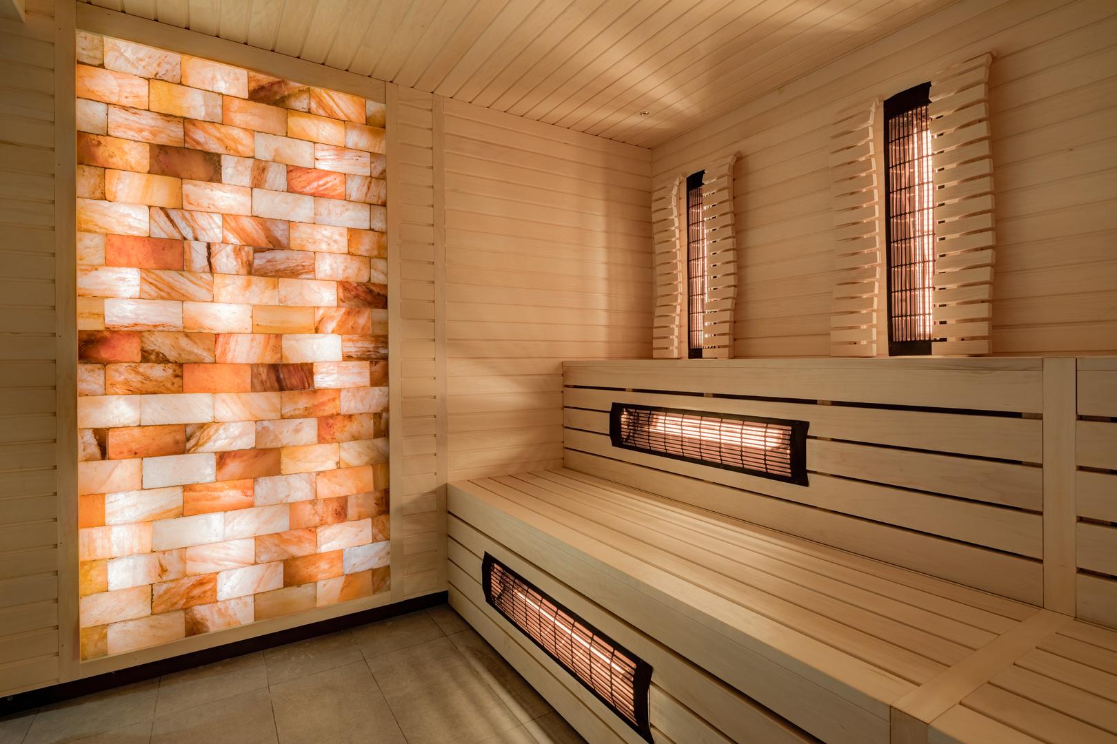 Klasična finska sauna
razigrana je zanimljivim dizajnom prostora i diskretnom ambijentalnom rasvjetom