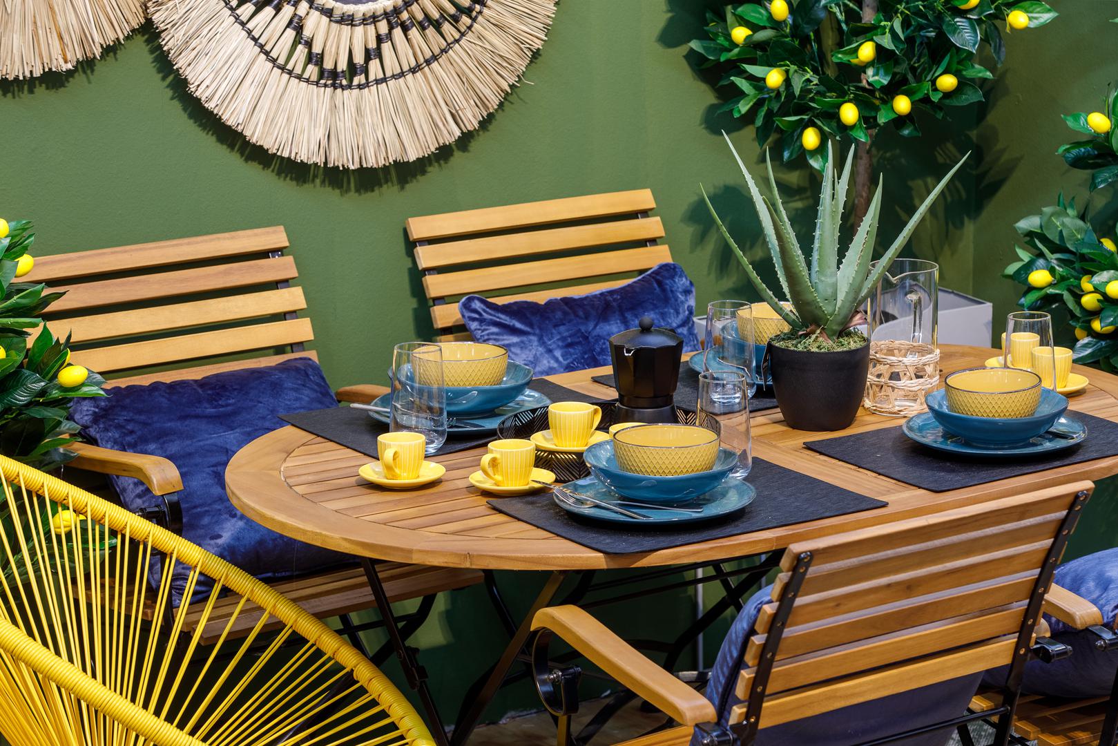 Žuta i plava odličan su izbor za stol na otvorenom