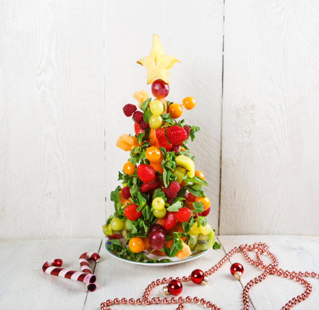 Od omiljenog voća, uz malo truda možete složiti preslatko drvce koje će biti neodoljiv dekor na svakom stolu
