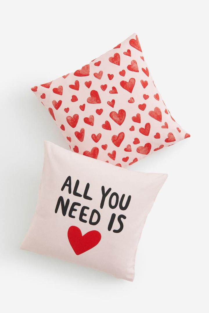 Komplet jastučnica iz H&M Homea mogu poslužiti i kao zgodan poklon za voljenu osobu