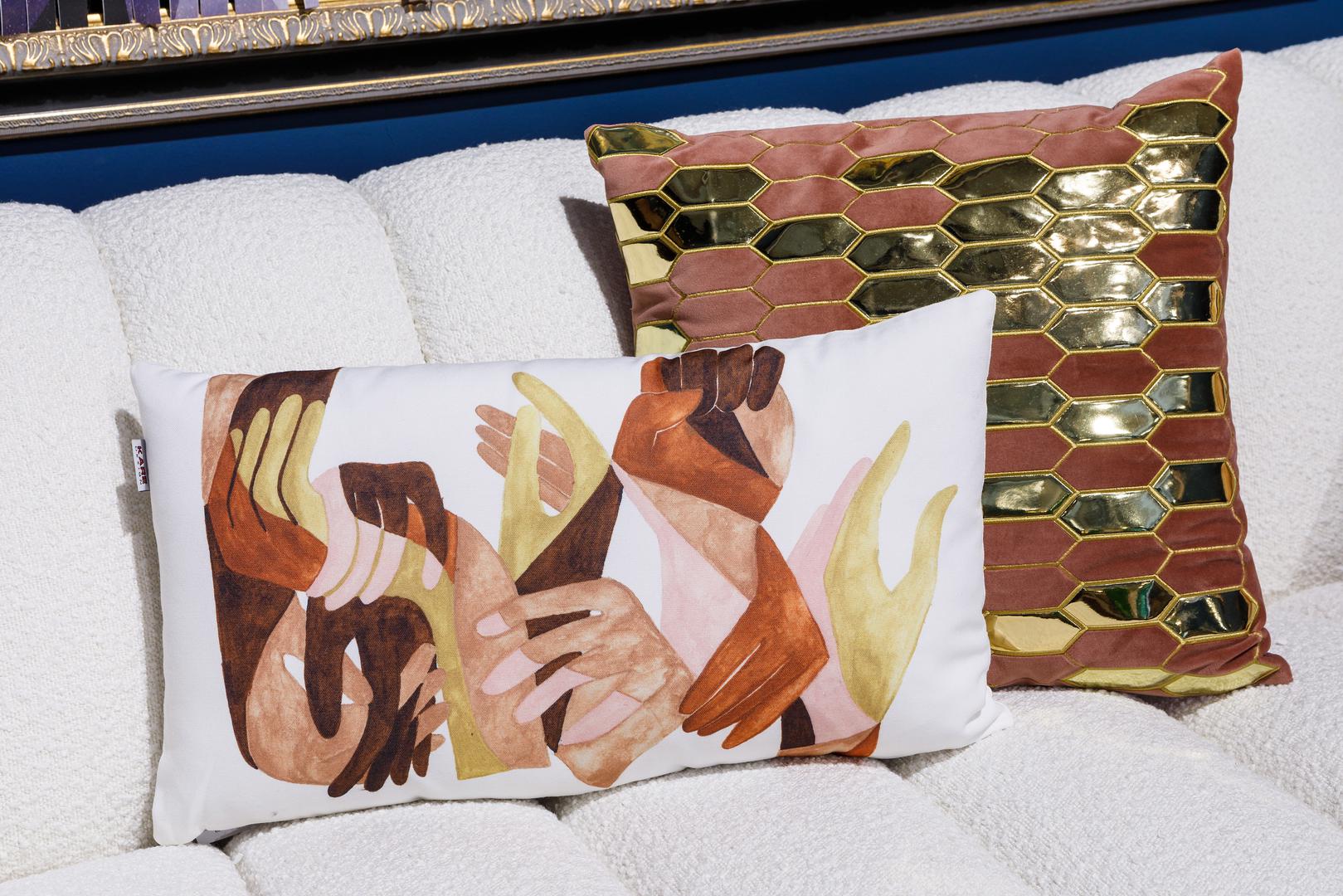 Dekorativni jastuci neobičnih uzoraka bit će puh pogodak u ljetnoj shemi uređenja doma