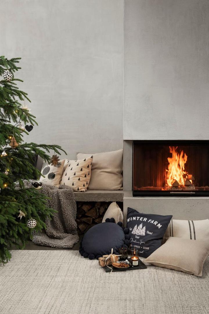 I u modernom i minimalističkom domu Božić neka bude raskošan - bogate teksture, zanimljivi ukrasi i prigodni jastučići unijet će blagdansku čaroliju u dom. Vatrica u kaminu dodatni je bonus