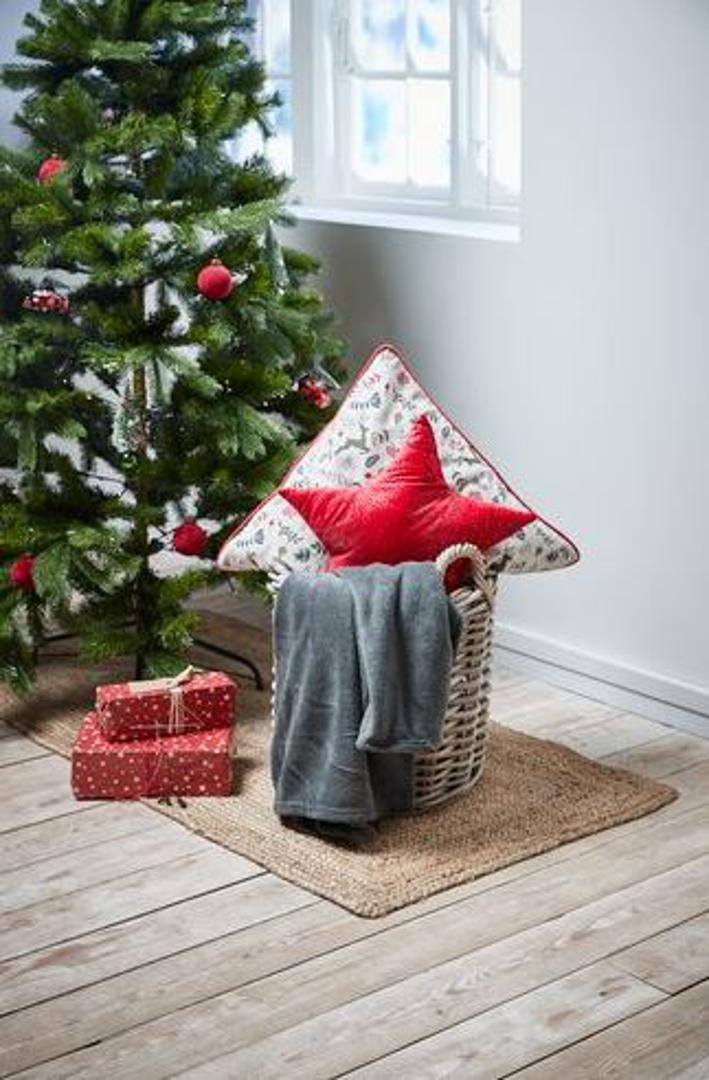 Dekorirati možete i ukrasnom jastučnicom s božićnim motivima u crvenoj i sivoj boji. JYSK, 39,95 kn  