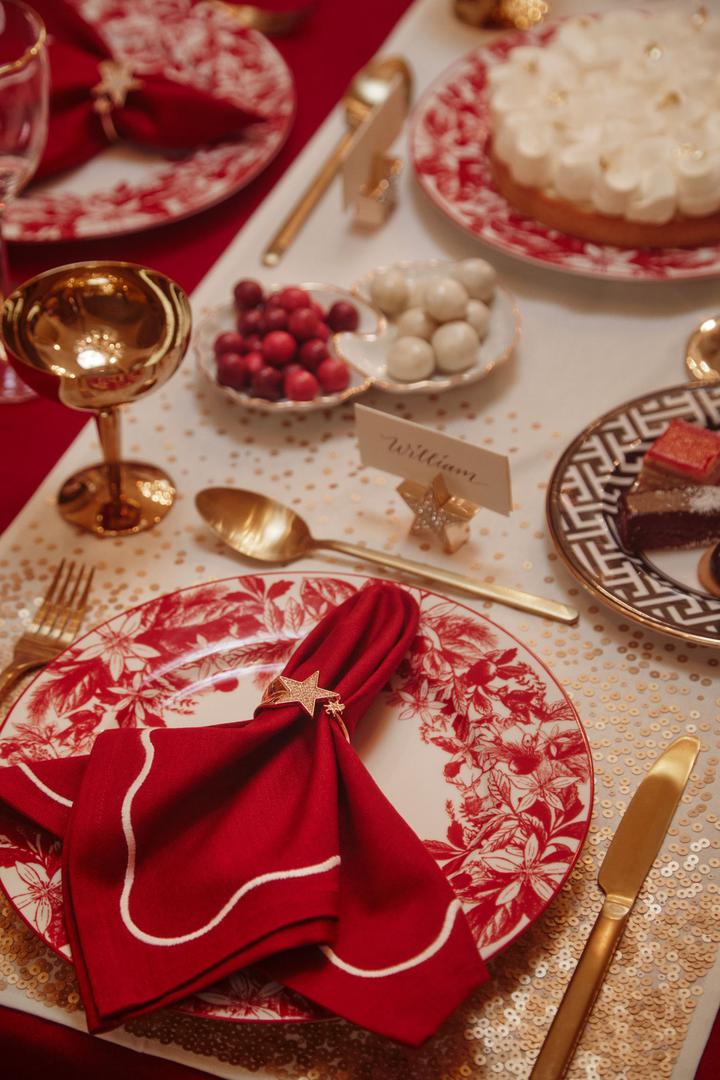 Božićni tanjuri odlično se slažu sa zlatnim detaljima - postava koja konkurira za njaljepši blagdanski stol sezone