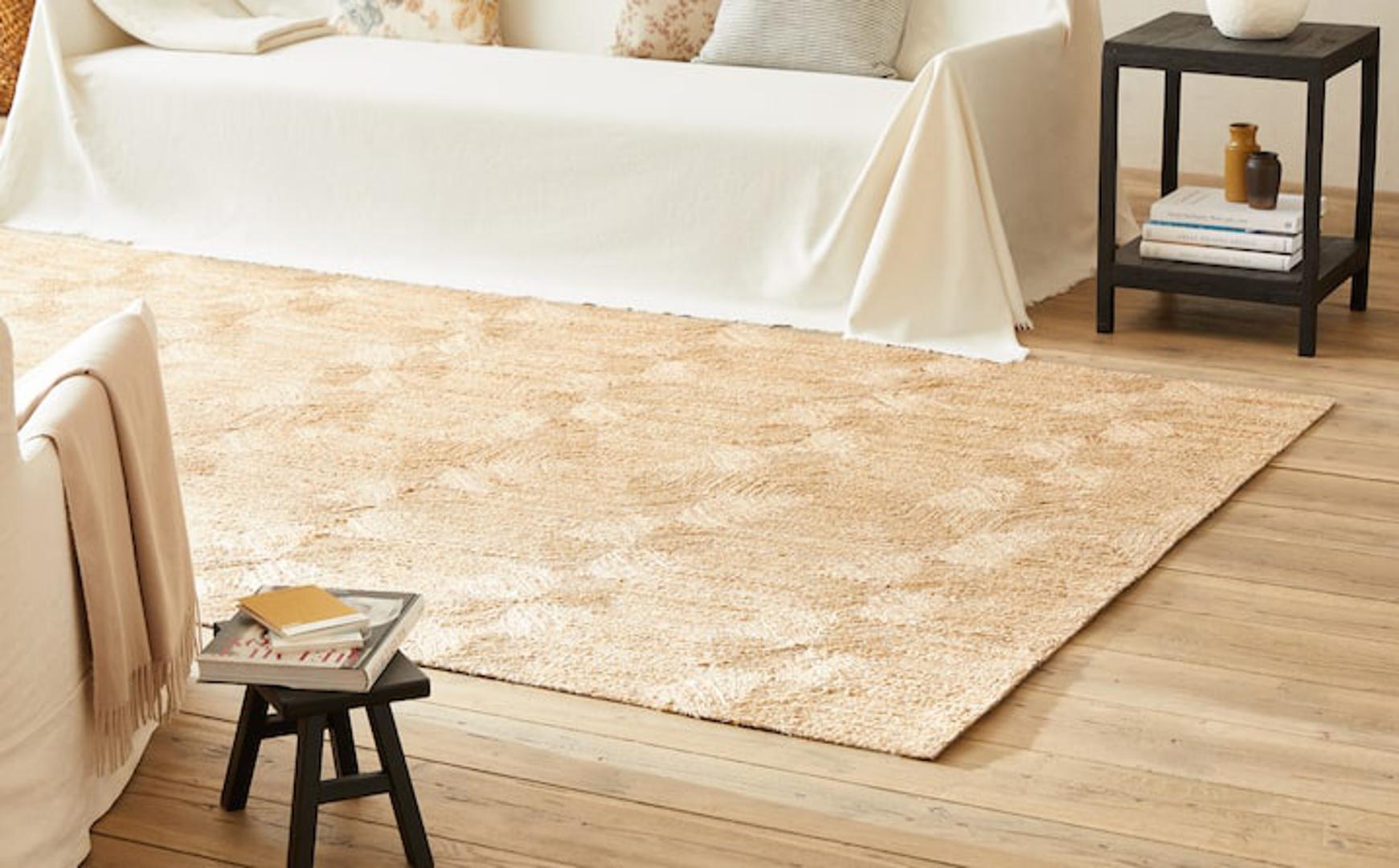 Elegantni tepih u kombinaciji jute i lana sjajan je izbor za spavaću sobu, posebno ako puno hodate bosi