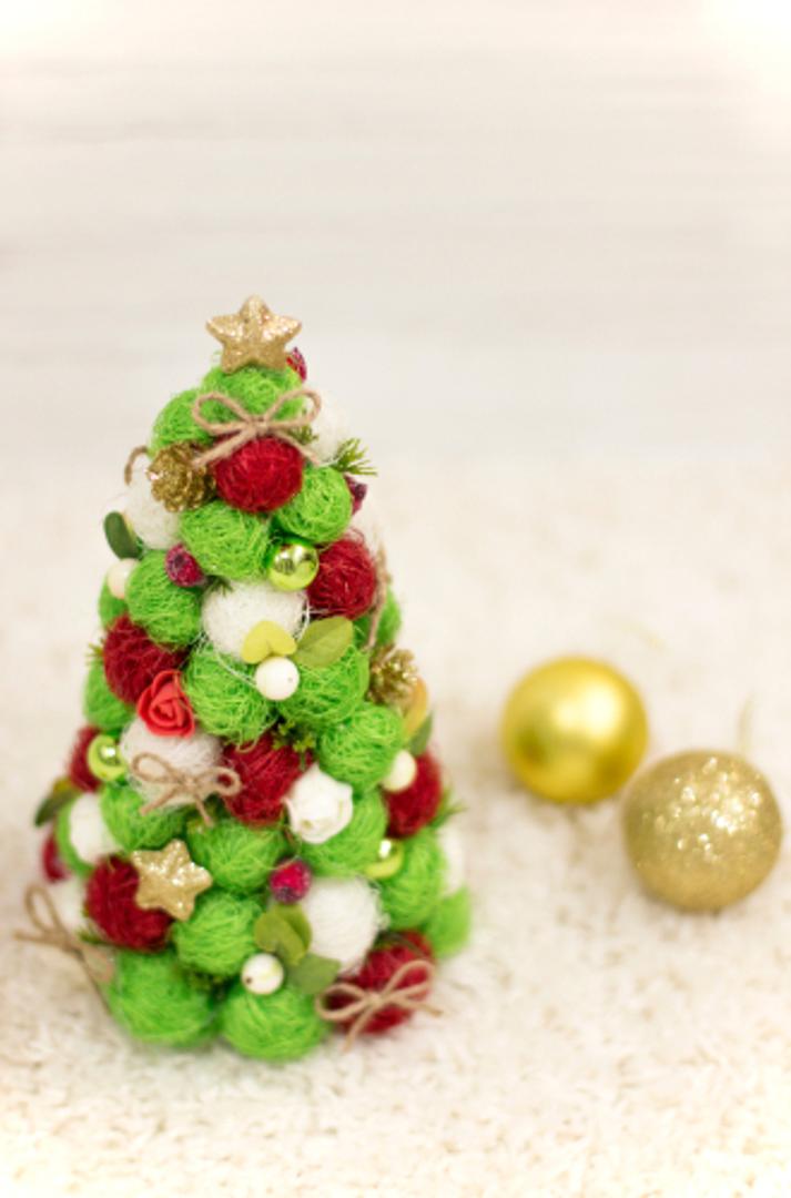 Vuna, pomponi i malo mašte sve su potrebno da ove godine imate originalno božićno drvce