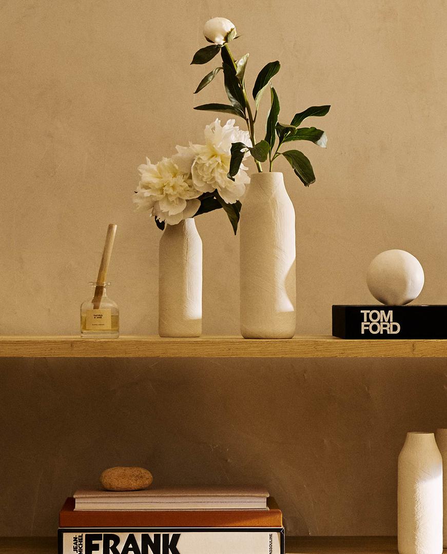 Elegantno i pročišćeno - bijele uske vaze izvrstan su izbor za komdodu ili stol