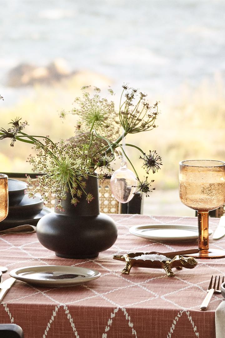 Posluživanje stola ljeti je pravo zadovoljstvo, a kad god ste u prilici iskoristite mogućnost ukrašavanja prirodnim sezonskim cvijećem