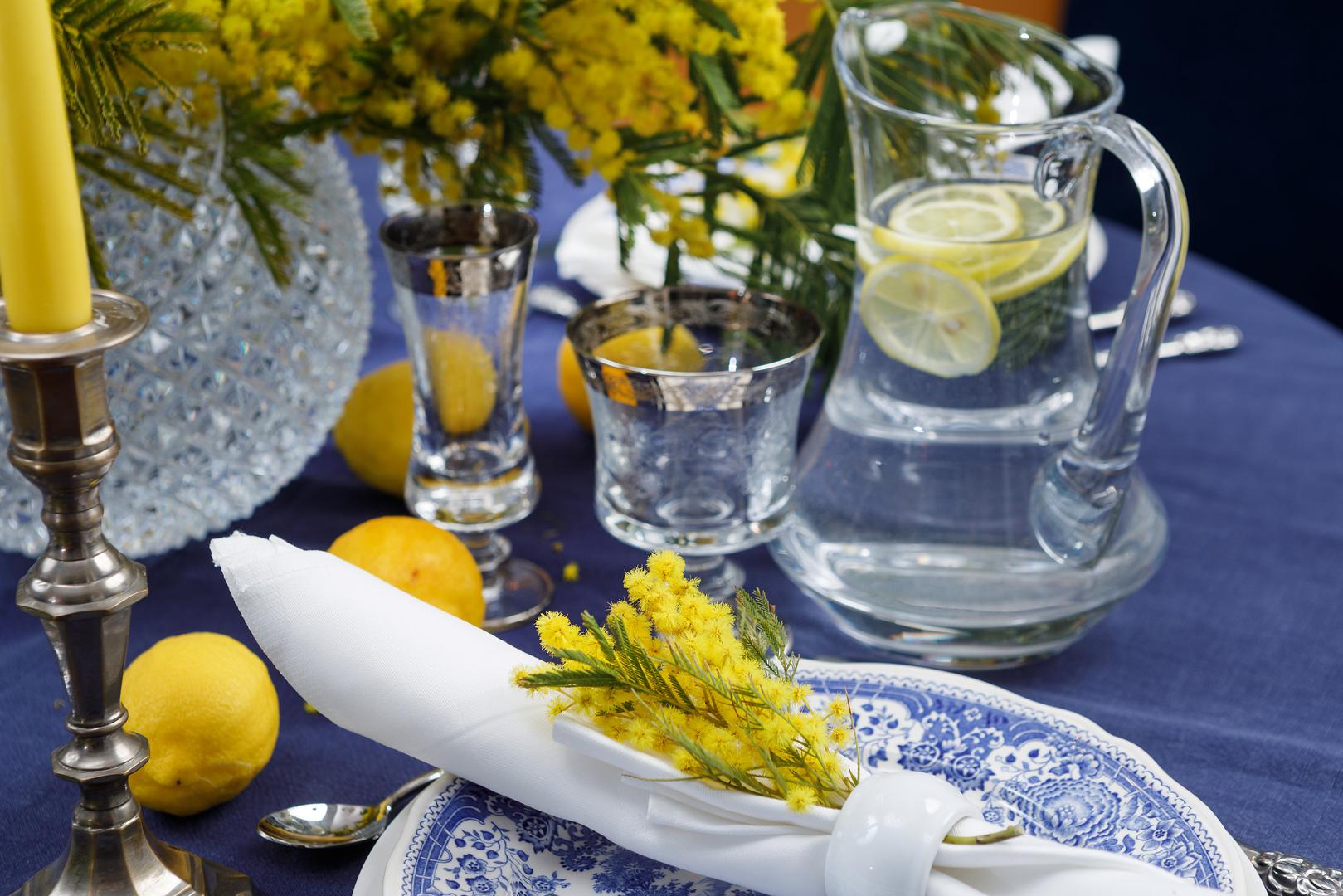 Umjesto mimoza možete koristiti bilokoju cvjetnu granu ili cvijeće iz vrta