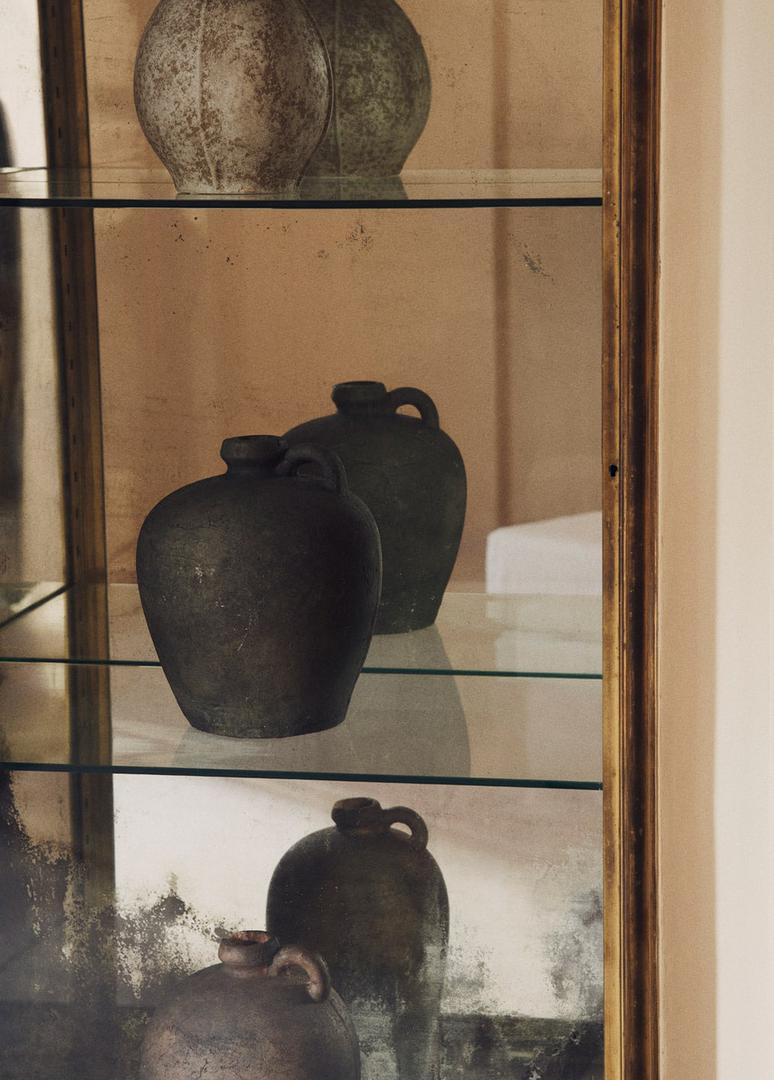 Elegantna keramika ima počasno mjesto u staklenim vitrinama