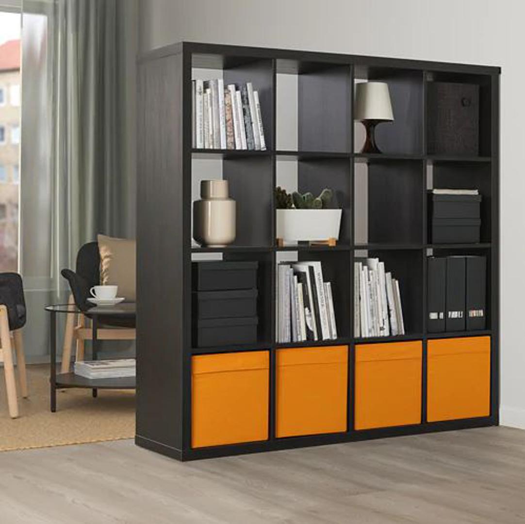 Interijeri u narančastim nijansama energični su, a podižu svaki tamni prostor. U kombinaciji s crnom bojom, prostorija će se činiti toplijom, a dizajn će zadržati svoj moderan štih. IKEA, 29,90 kn