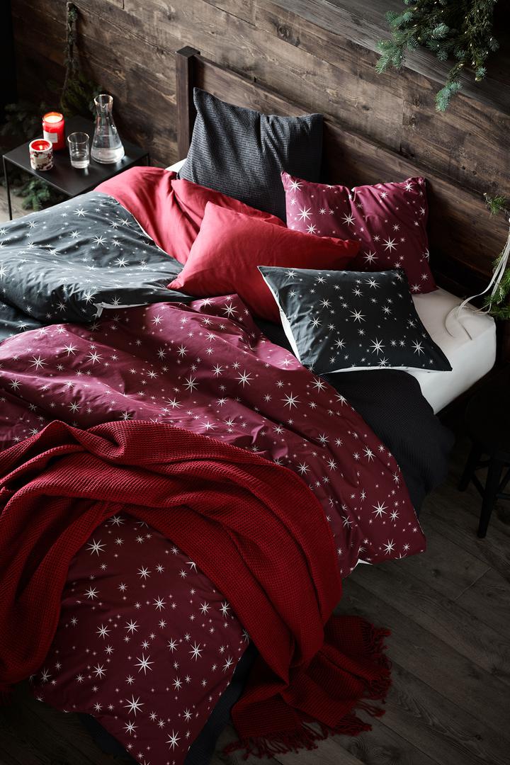 Klasične božićne boje i zvjezdice - dobitna kombinacija za blagdansku atmosferu u spavaćoj sobi