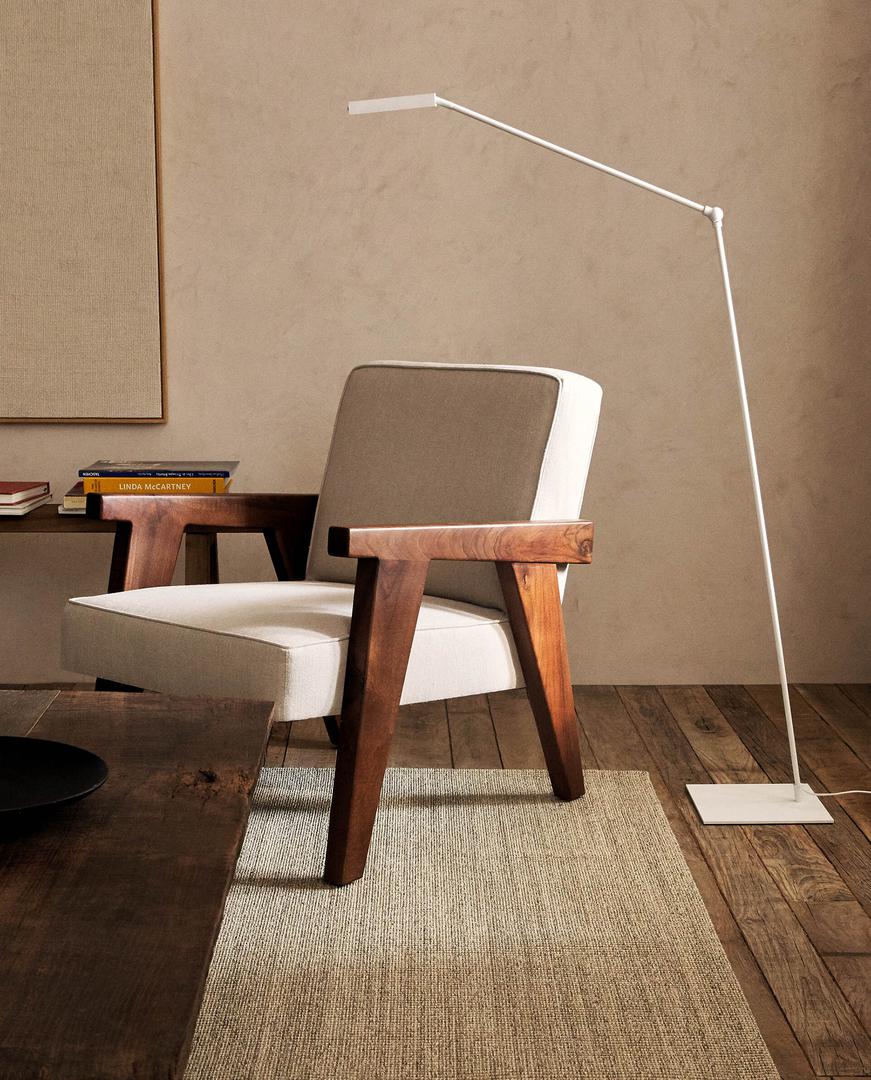 Drveni retro stolac i moderna podna lampa