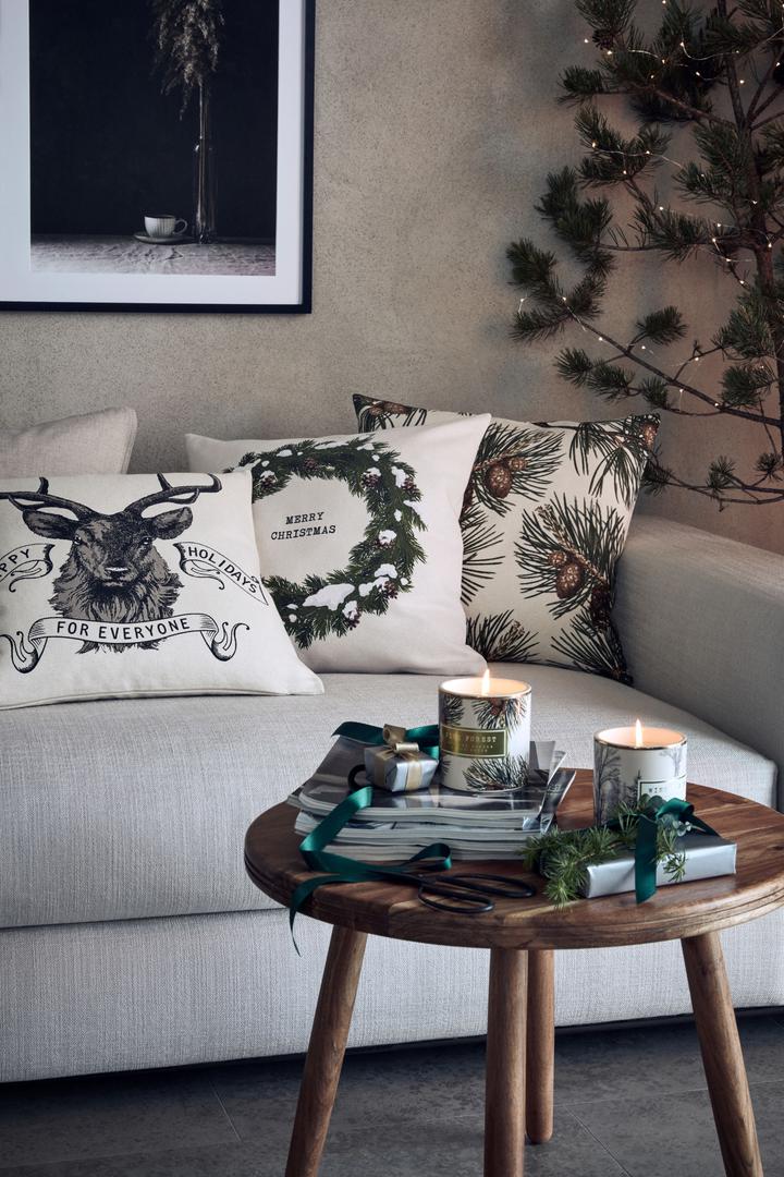 Predblagdansku atmosferu stvorite zanimljivim jastučićima  s božićnim motivima te mirisnim svijećama