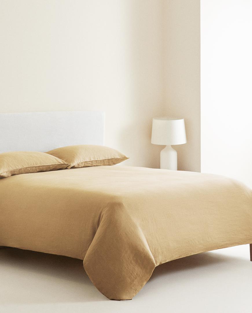 Jednostavno i vrlo efektno - prirodni materijali, neutralne boje i king size krevet!