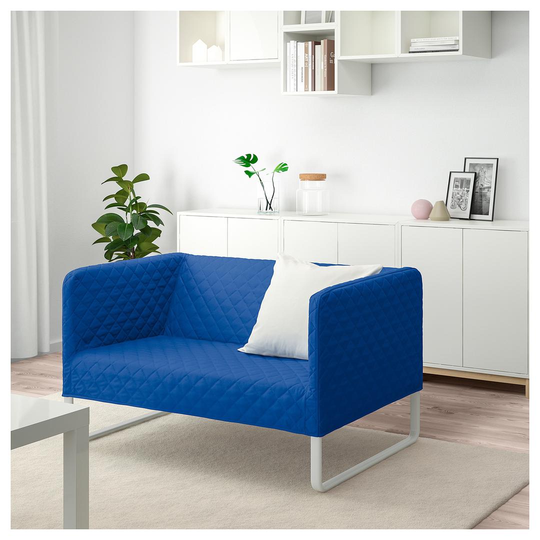 S bijelim zidovima i bez ikakvih upečatljivih detalja, sofa u kraljevsko plavoj boji isto će tako kraljevat prostorijom i krasti pažnju posjetitelja. IKEA, 599 kn