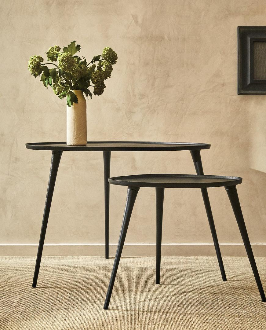 Jednostavno i elegantno - drveni stolići i keramička vaza u neutralnom tonu