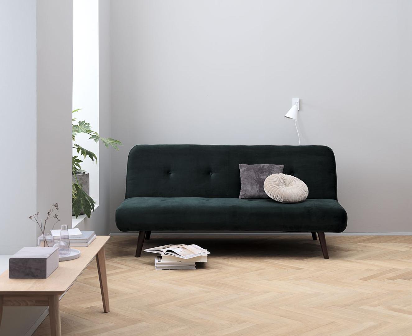Iako pliš ne treba dodatno naglašavati, sofa u smaragdno zelenoj boji to će svakako učiniti i samu sofu učiniti it komadom vašeg dnevnog boravka. IKEA, 1600 kn