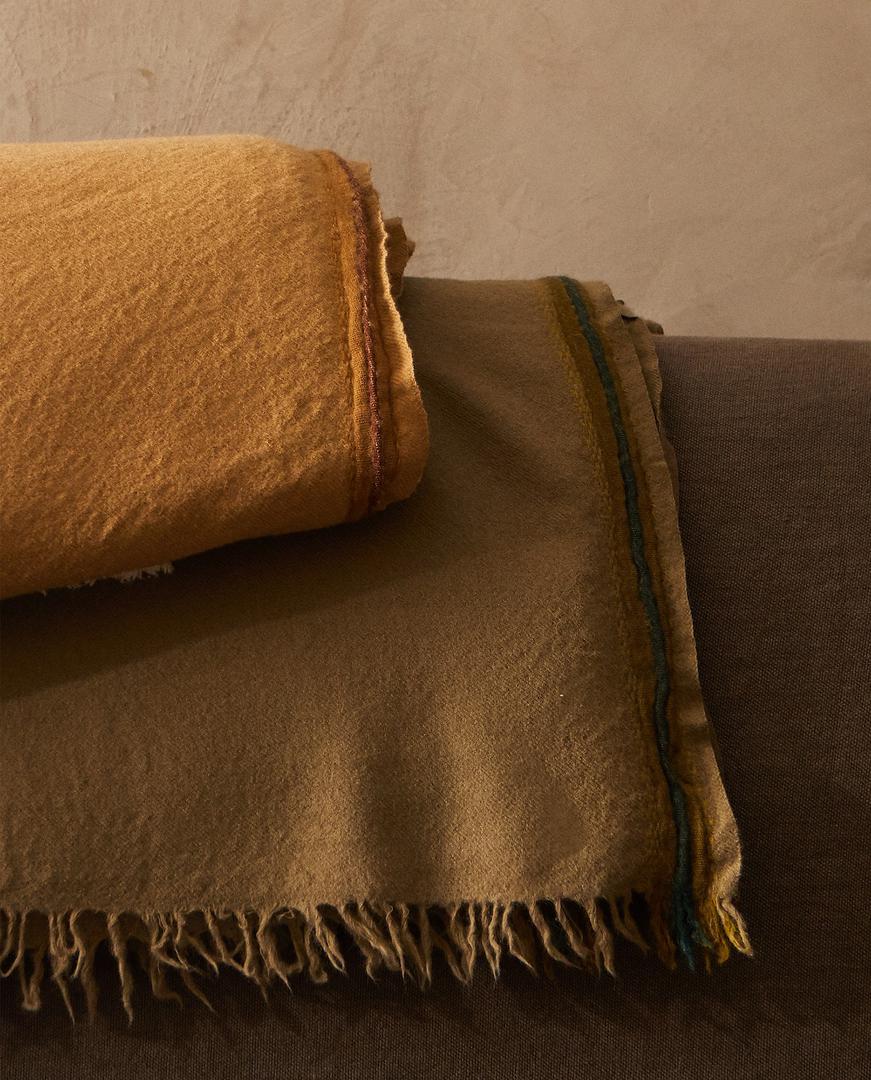 Prekrivač od umjetnog krzna vrlo je atraktivan detalj na krevetu ili u dnevnoj sobi, na sniženju košta 399 kn