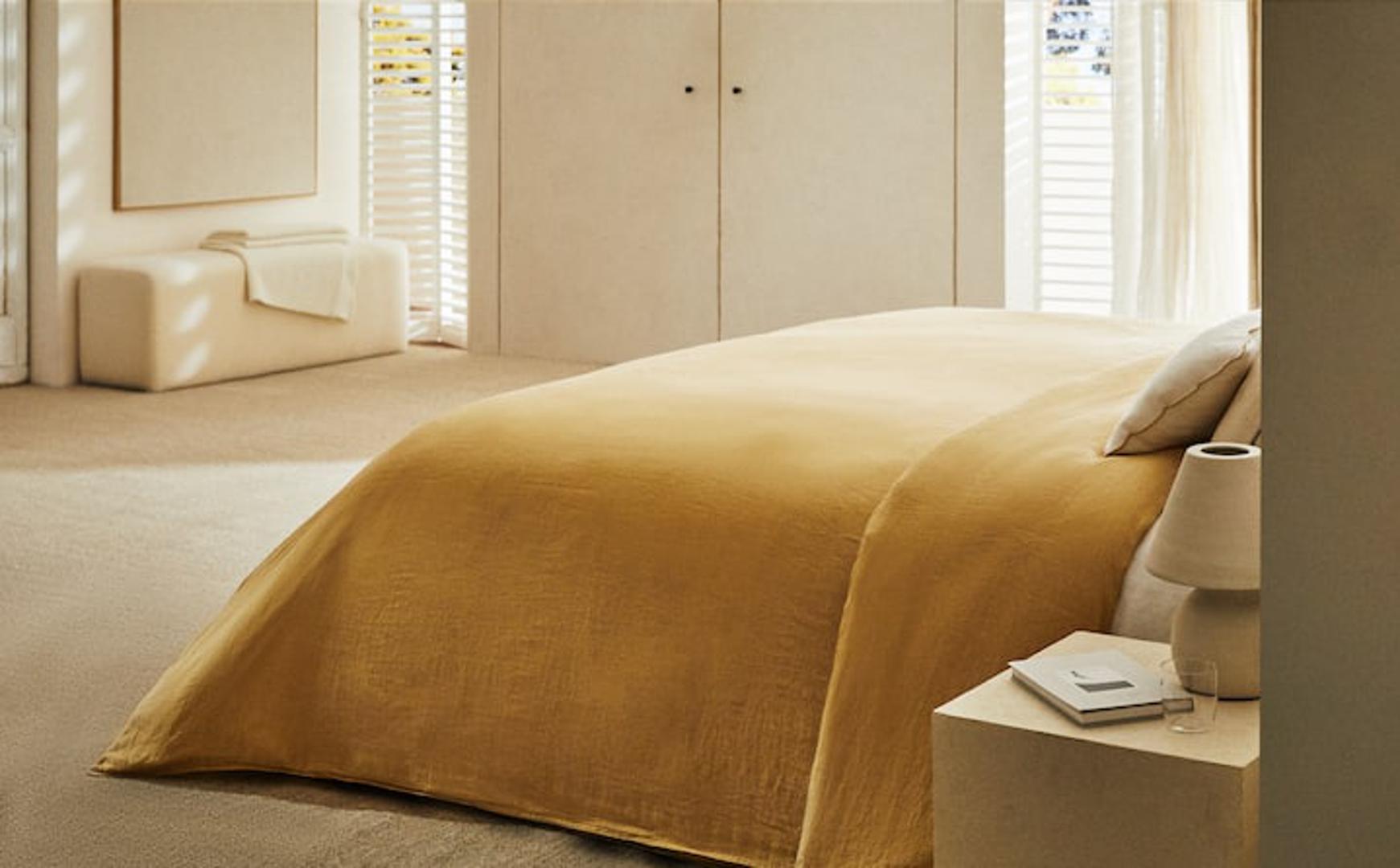 Kvalitetni laneni prekrivač za krevet ujedno ima i dekorativnu funkciju