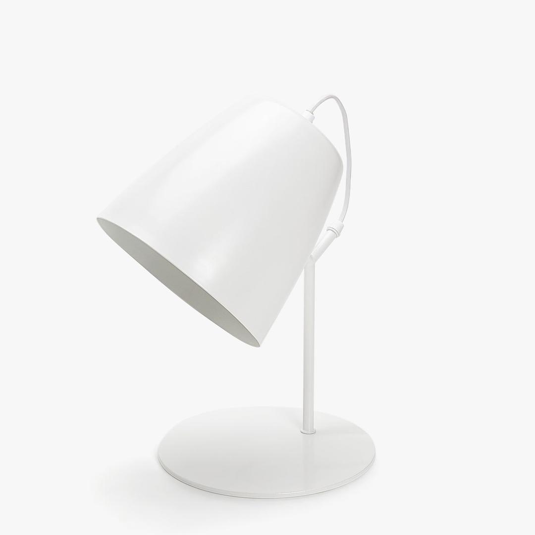 Ljubitelji minimalizma zaljubit će se u ovu lampu jednostavnih linija, sniženu na 299 kuna (Zara Home)