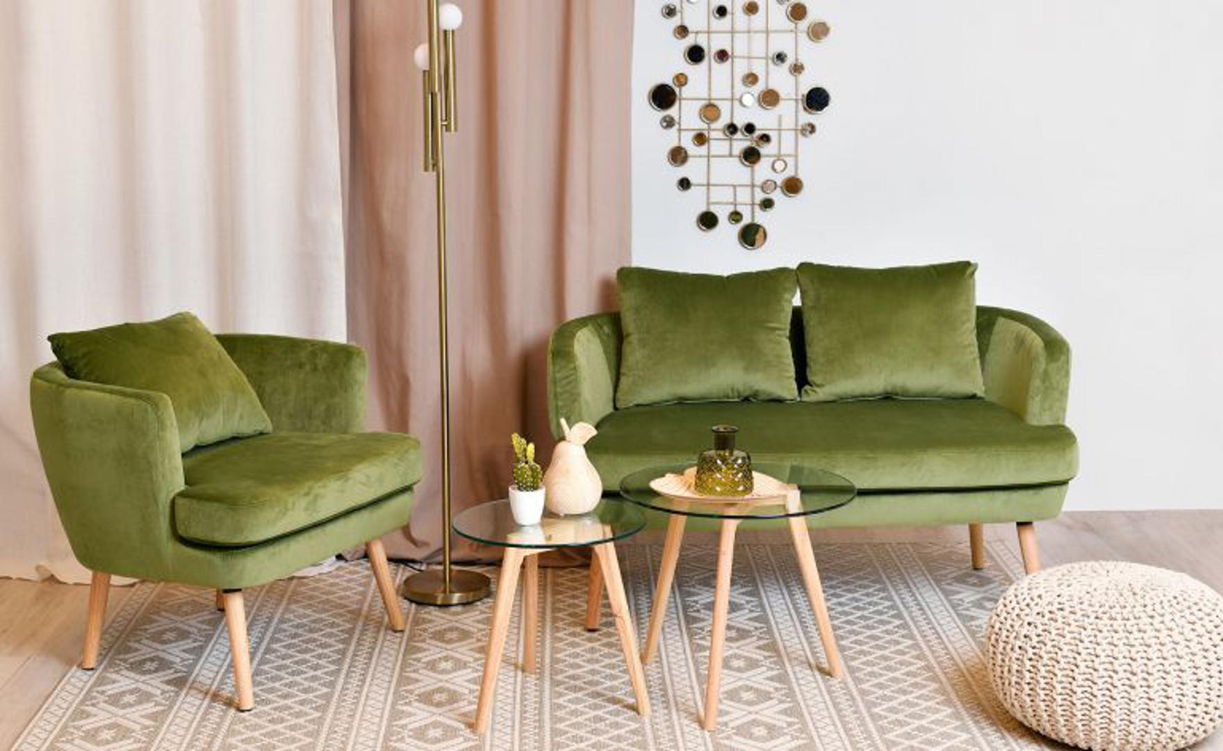 Prirodnom drvenom materijalu najbolje pristaju i prirodne boje. Zelena sofa, ovoga puta, stilski obogaćuje prostor, a materijal od pliša čini je nositeljicom trendova ove jeseni. Emmezeta 1999,99 kn