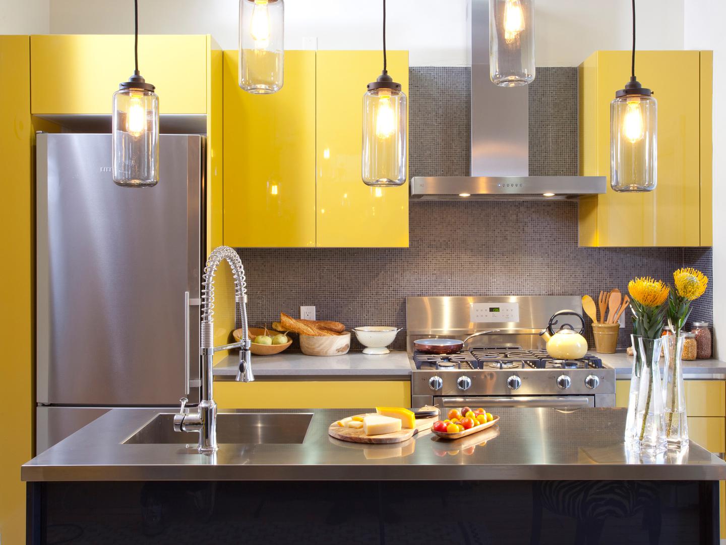 Žuta kuhinja u visokom sjajnu dat će stanu poseban šarm
