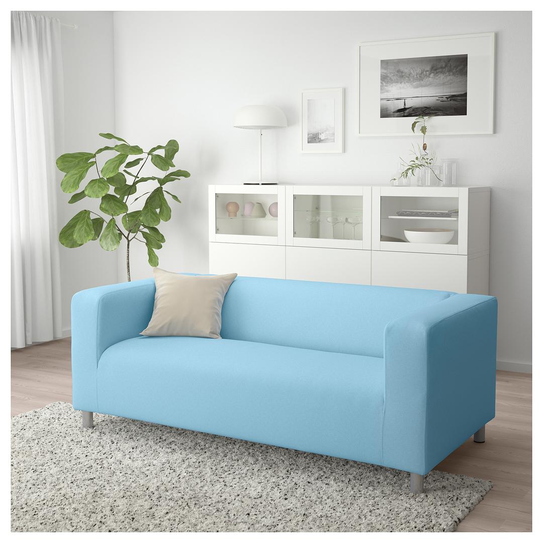 Za ljubitelje plave boje koji su nešto suptilniji u uređivanju interijera, odličan je izbor sofa u svjetloplavoj boji. IKEA, 1299 kn
