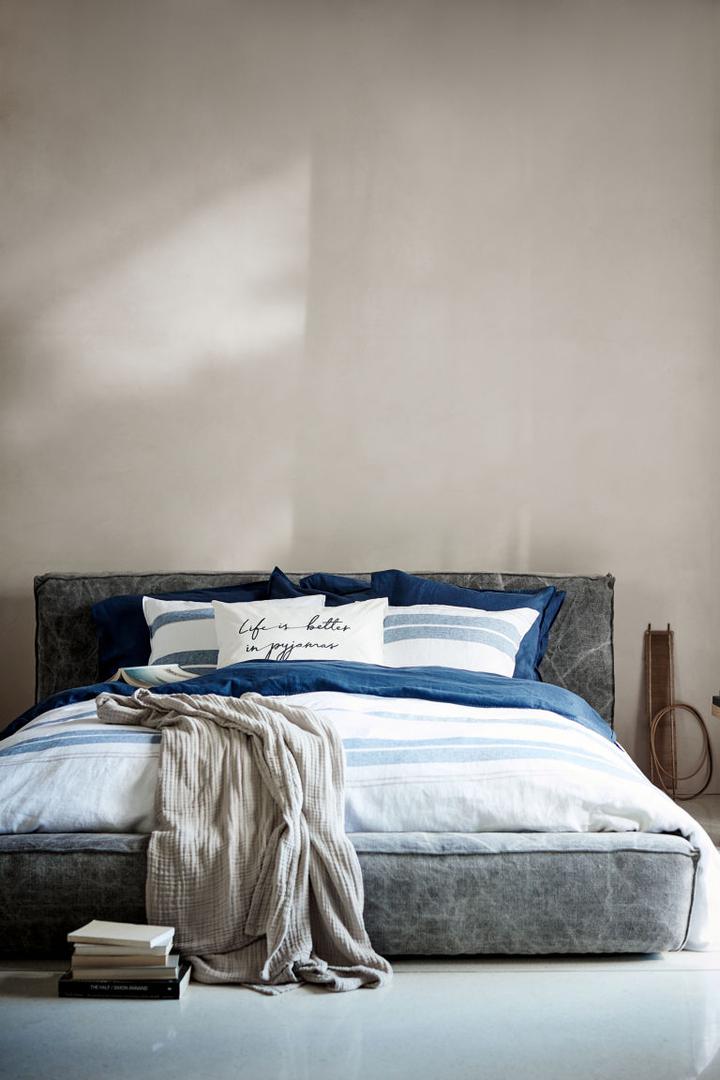 Spavaća soba jesen će dočekati u svim nijansama plave, i posteljinom sa zanimljivim napisima