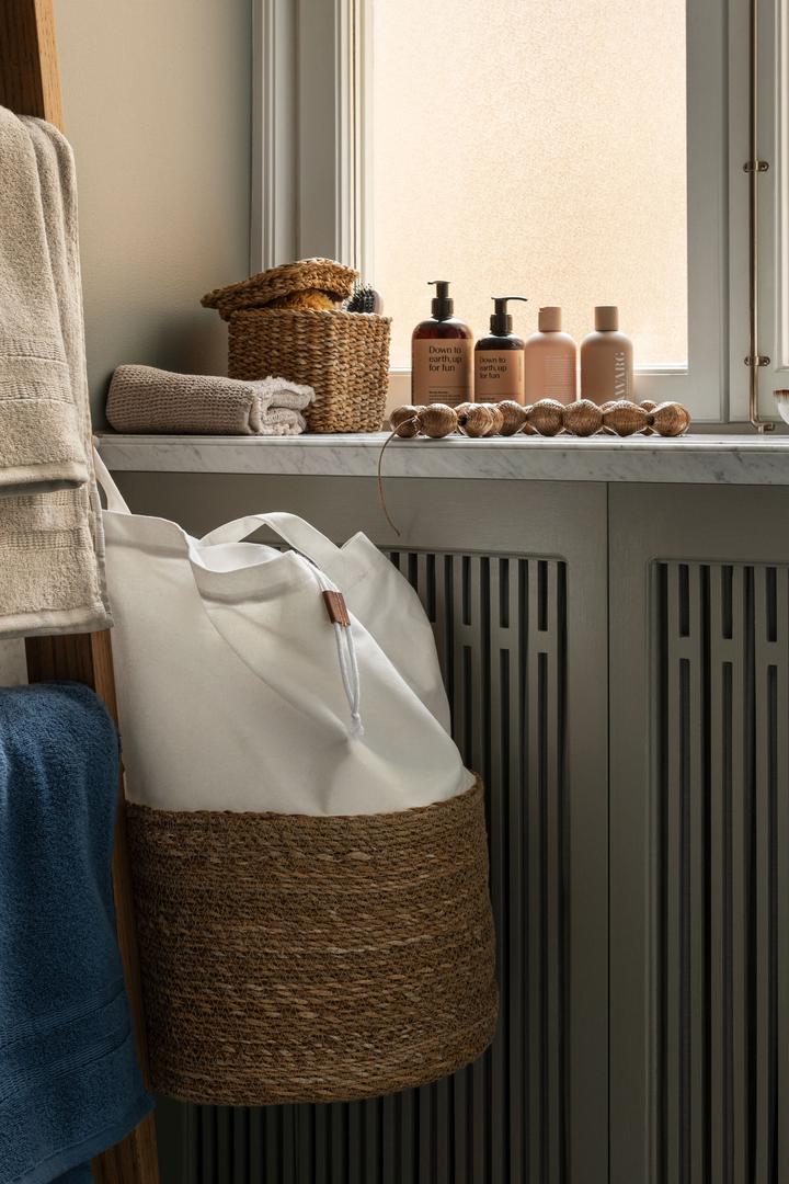 Prostor za skladištenje u kupaonici je uvijek potreban, a u H&M Homeu predlažu lijepe jutenej i pamučne vreće za rublje