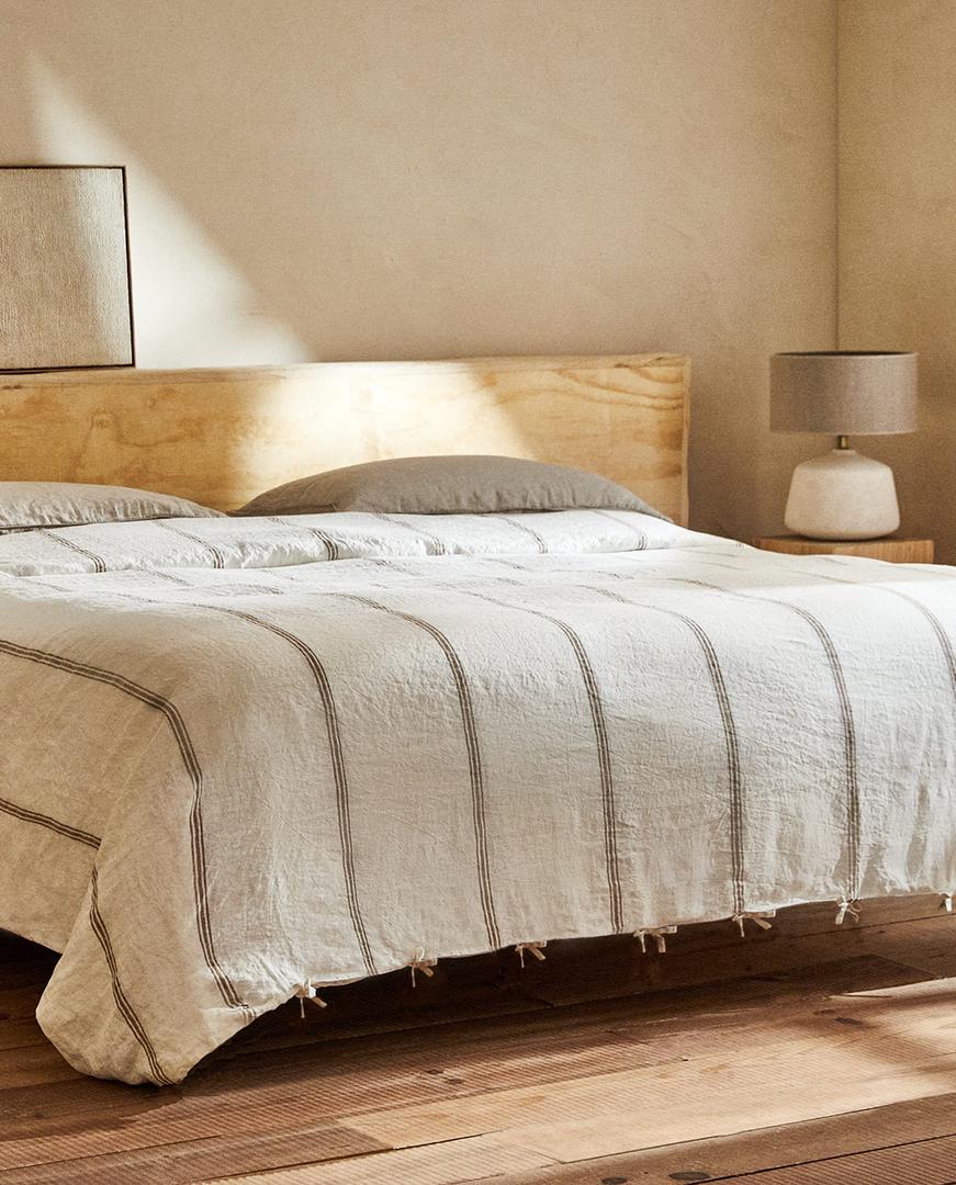 Još jedan trend koji volimo, decentni prugasti uzorak u spavaćoj sobi izgleda vrlo efektno