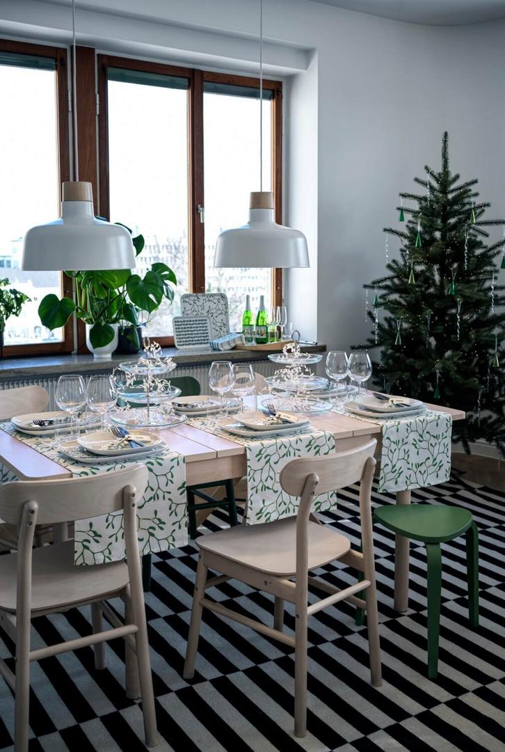 Blagdanski stol izgledat će raskošno uz zeleno-bijele kombinacije i prirodne dekoracije