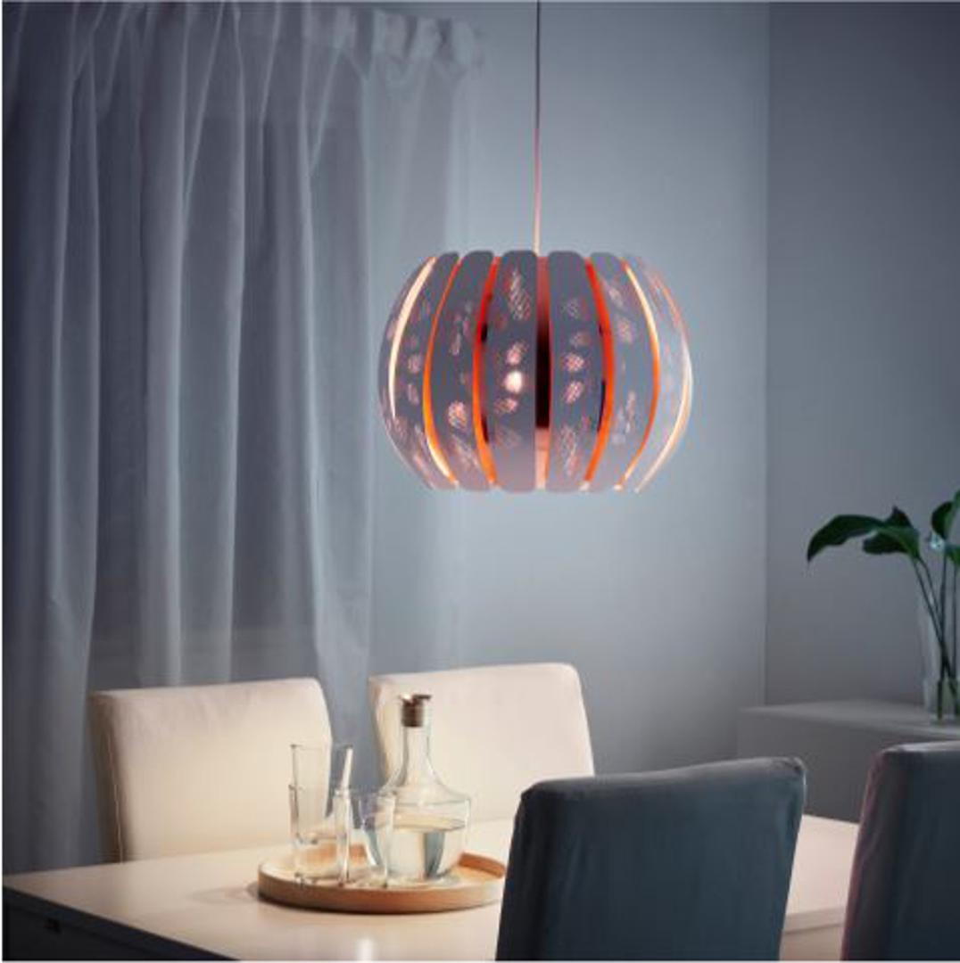 Svijetla nijansa narančaste daje toplinu domu, a izvor svijetlosti koji baca narančaste nijanse dodatno će zagrijati prostor. IKEA, 399 kn