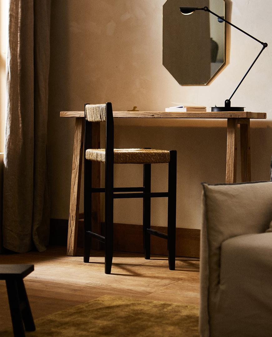 Pleteni stolac od punog drveta odličan je stilski detalj za dom. Cijena mu je 1299 kuna