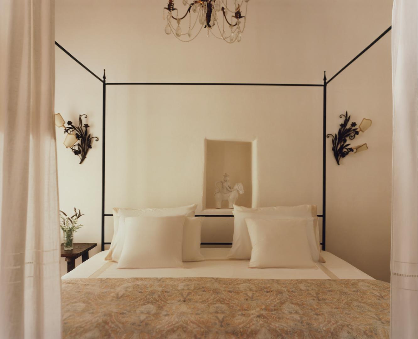 Glavna spavaća soba slijedi filozofiju uređenja ostatka interijera