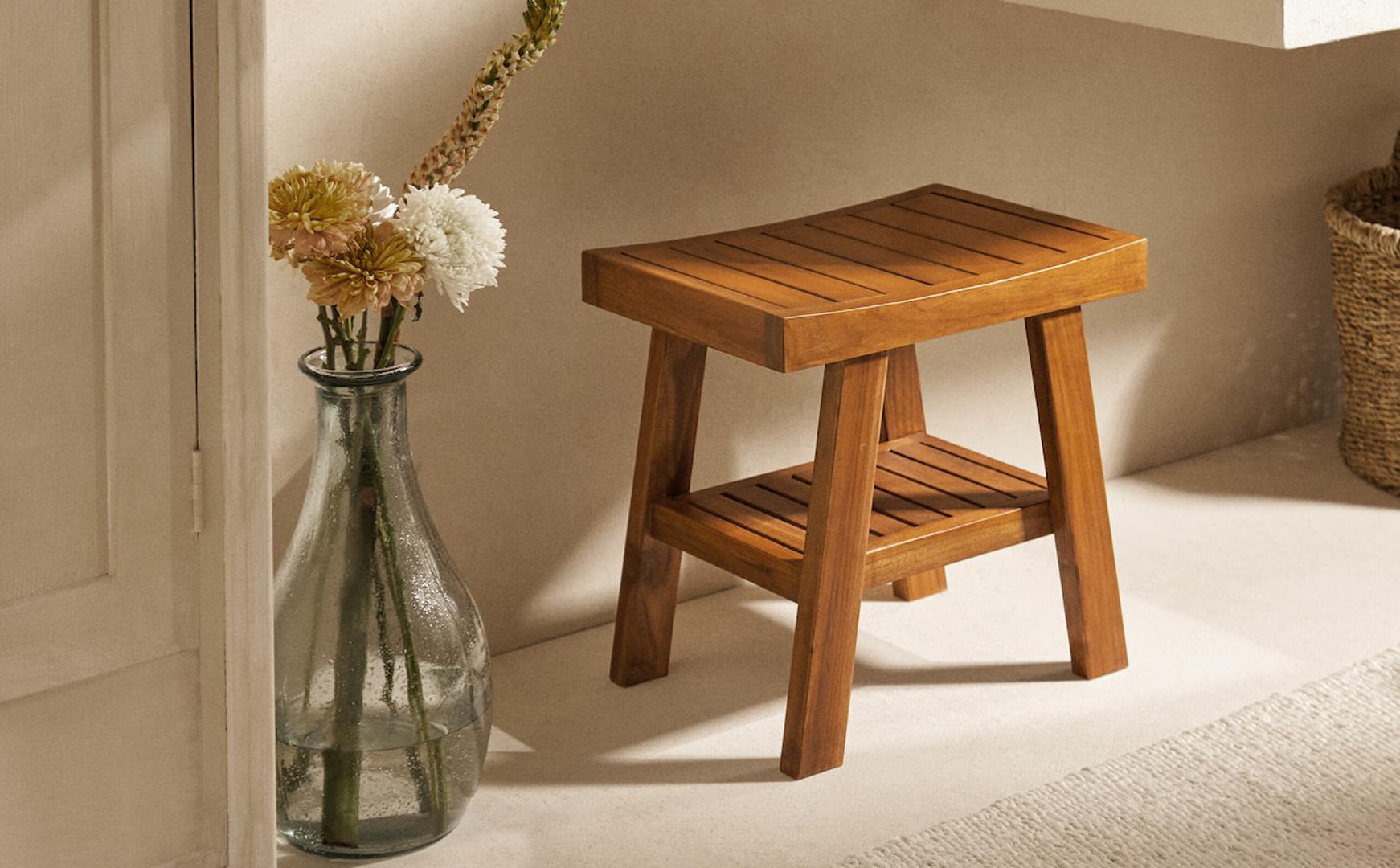 Praktičan drveni stolac možete staviti u tuš ako želite duže uživati ispod tuša (799 kn)