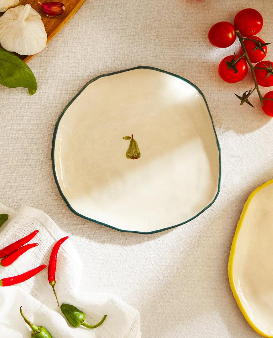 Keramički tanjur nepravilna oblika, s decentnim rubom u boji i voćem u središtu bit će jedan od hitova sezone. Cijena u Zara Home-u je 89 kuna